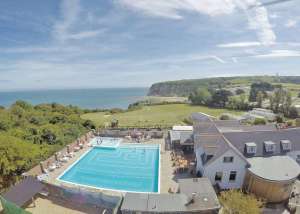 Whitecliff Bay Holiday Park: Outdoor heated pool