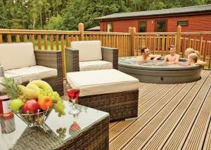 Bainland Lodges: Outdoor hot tub (lodges only)