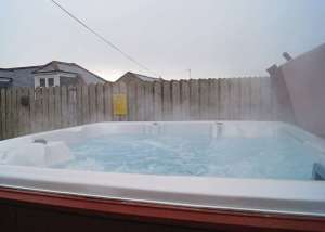Galloway Cottages: Typical hot tub
