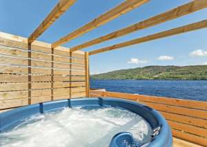 Loch Ness Highland Lodges: Typical hot tub with view